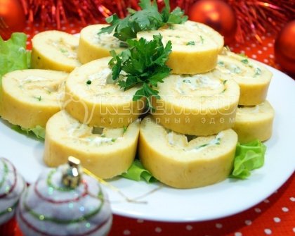 Рулет с луком и яйцом