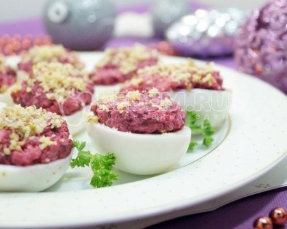 Яйца, фаршированные свеклой и орехами