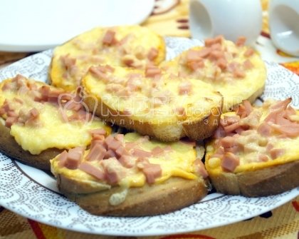 Горячие бутерброды с колбасой и сыром в духовке