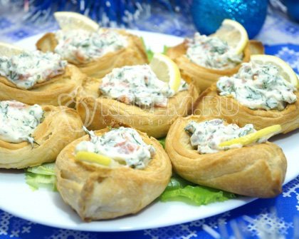 Лодочки из слоёного теста с начинкой