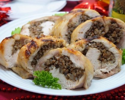 Рулет из курицы с гречкой и грибами