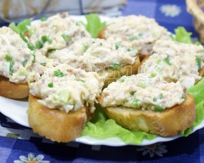 Салат из тунца с яйцом на тостах