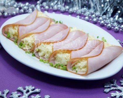 Рулетики из ветчины с сыром и чесноком