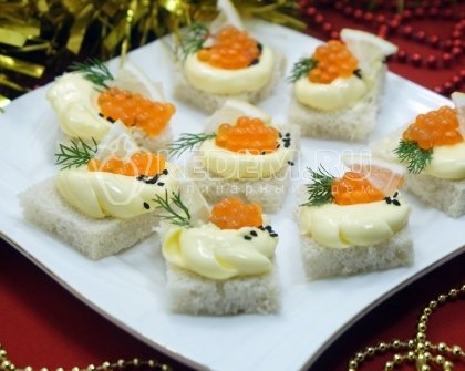 Бутерброды с красной икрой и маслом