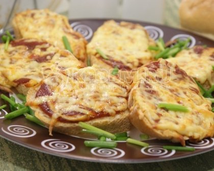 Тосты с томатным соусом и сыром