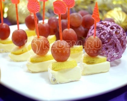 Канапе с сыром и виноградом