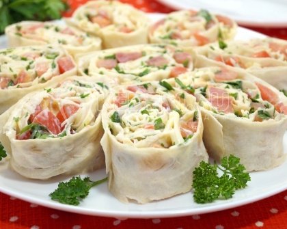 Рулет из лаваша с помидорами и сыром