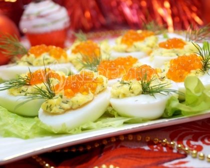 Яйца фаршированные красной икрой