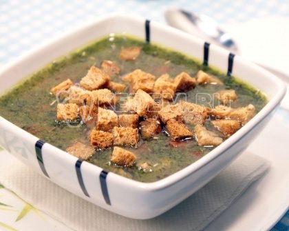 Зелёный суп с курицей и соусом песто