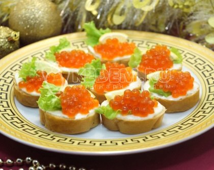 Бутерброды с красной икрой и сыром