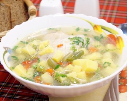 Куриный суп с овощами и фасолью